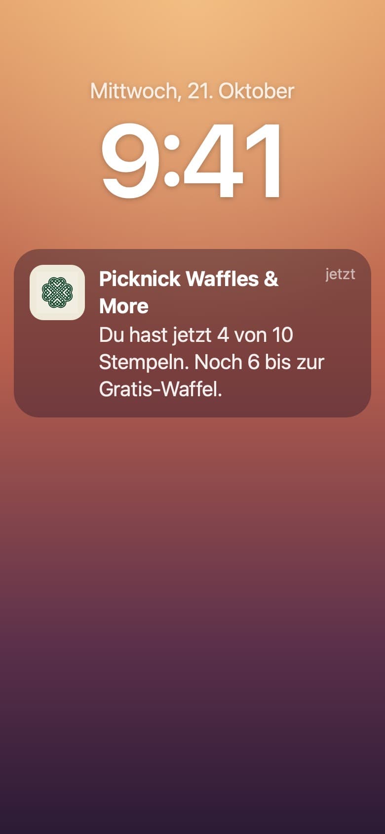Sperrbildschirm eines iPhones mit einer Mitteilung von Picknick Waffles and More: Du hast jetzt 4 von 10 Stempeln. Noch 6 bis zur Gratis-Waffel. Ein Beispiel.