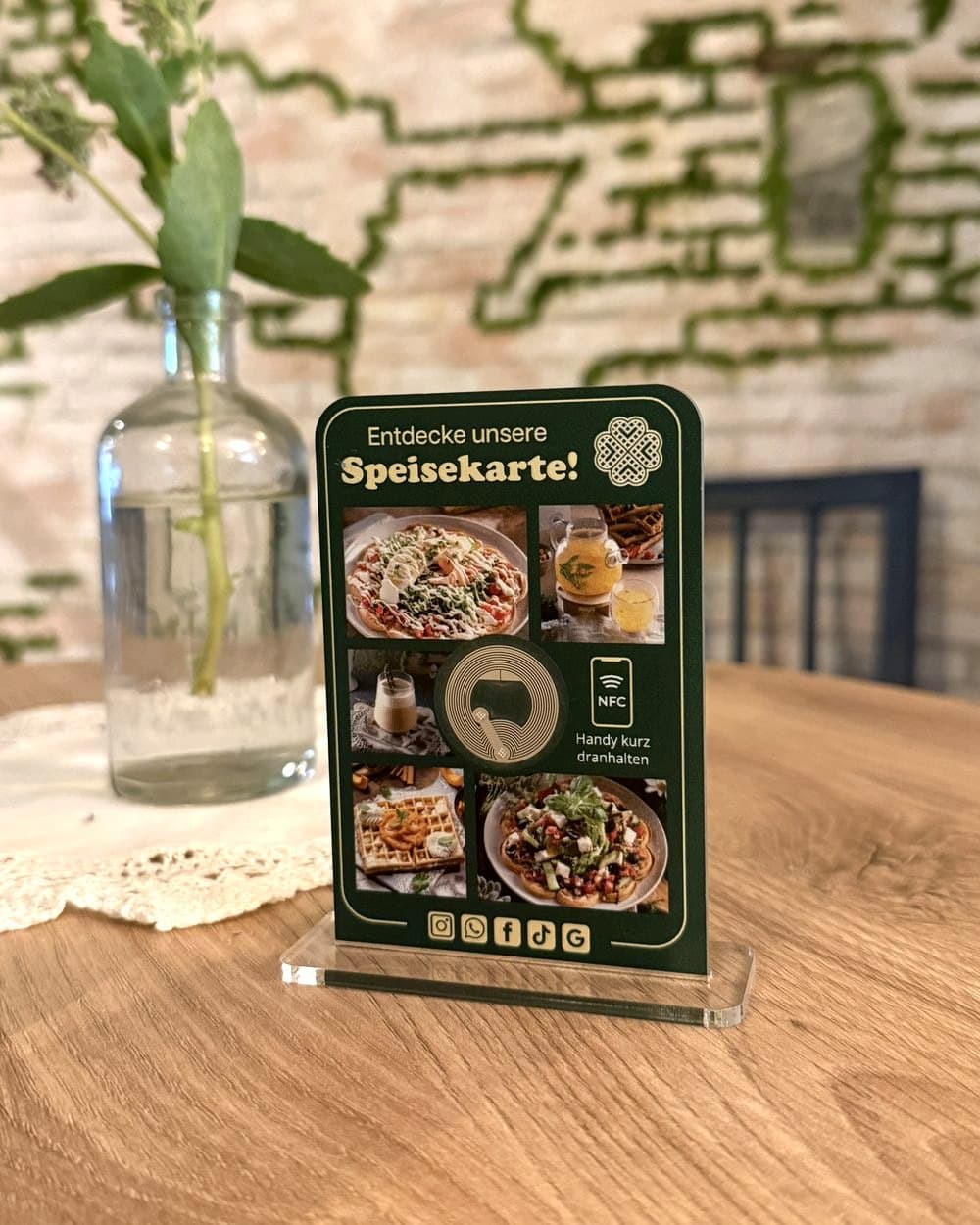 Der Aufsteller von Picknick Waffles and More auf dem Tisch: „Entdecke unsere Speisekarte!“ mit Fotos der Gerichte und NFC